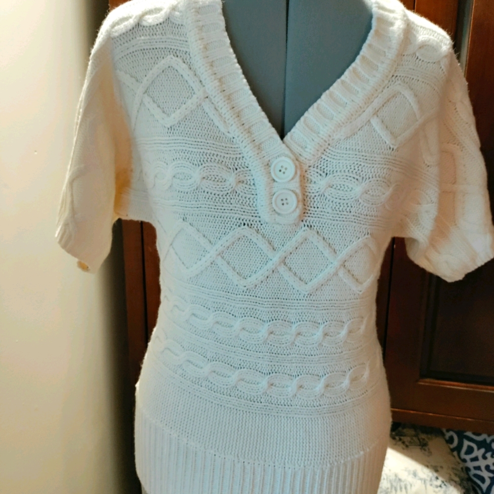 Love Change short sleeve off white sweater size M